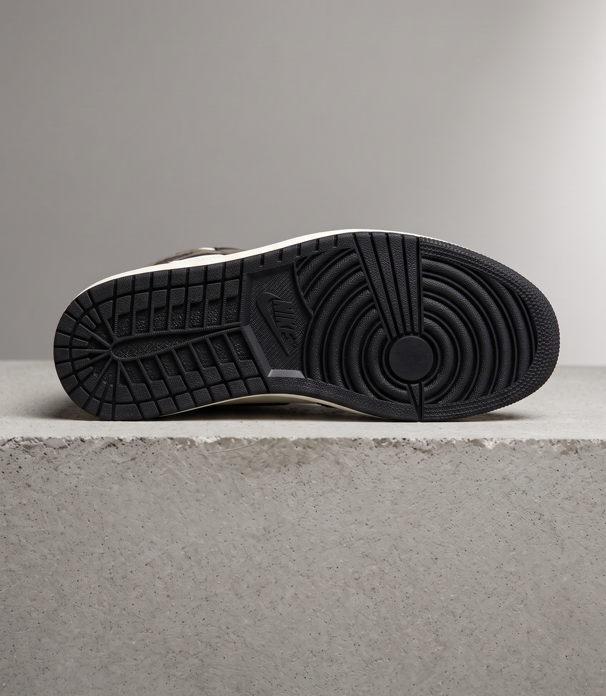 Air Jordan 1 Retro High Dark Mocha, outsole tread detail