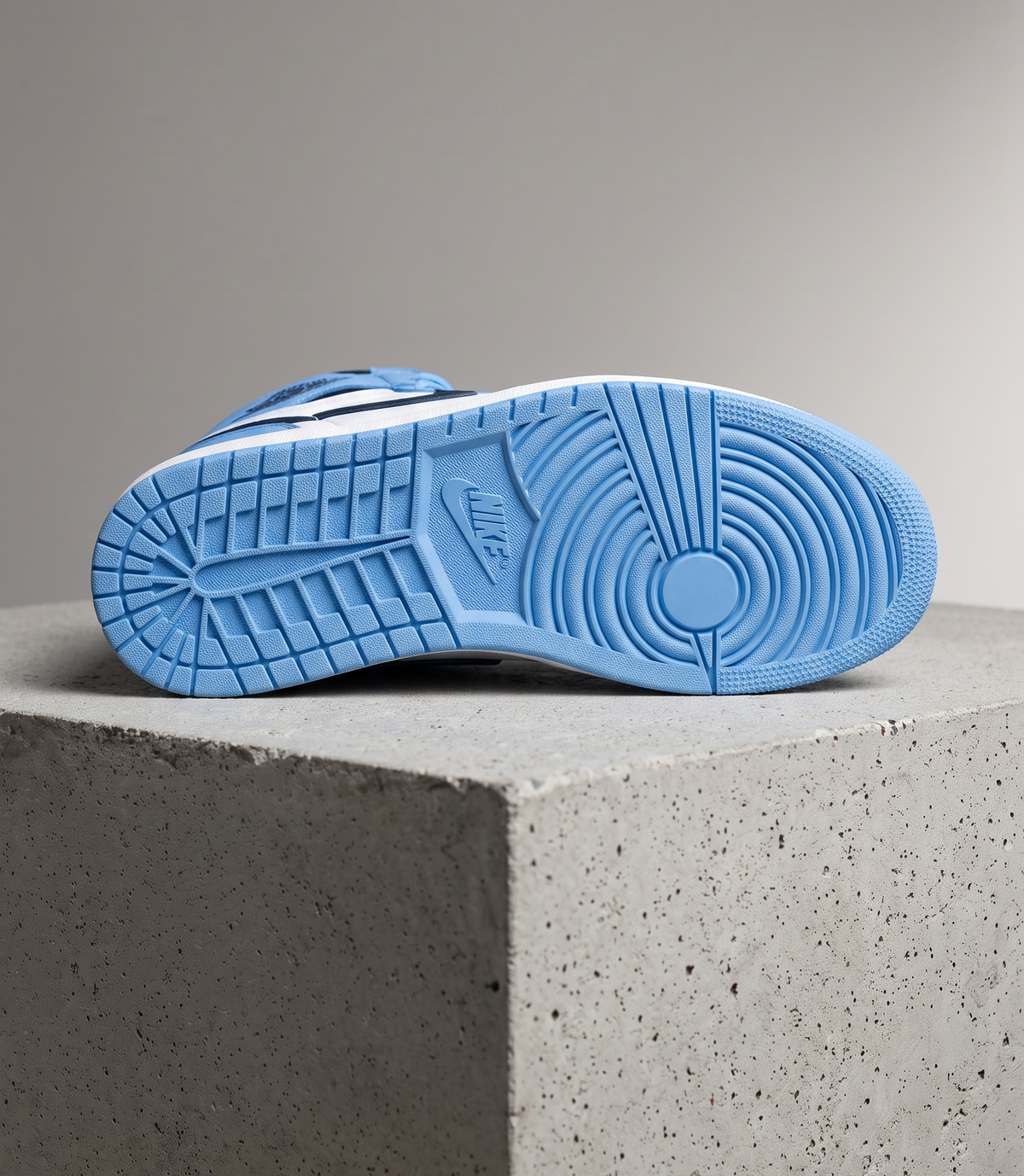 Air Jordan 1 Retro High OG University Blue, outsole tread detail